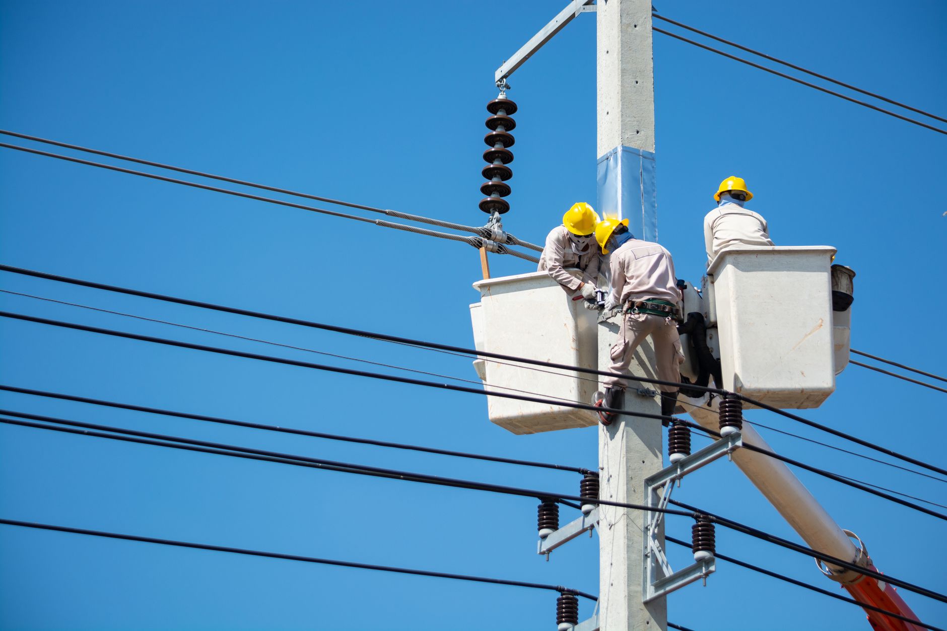 Averías eléctricas fuera de horario: qué valorar al contratar un servicio 24 horas en Madrid.