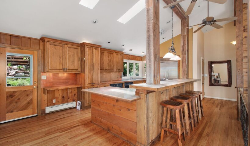 Cocinas rústicas modernas: cómo combinar un ambiente cálido con un diseño actual.