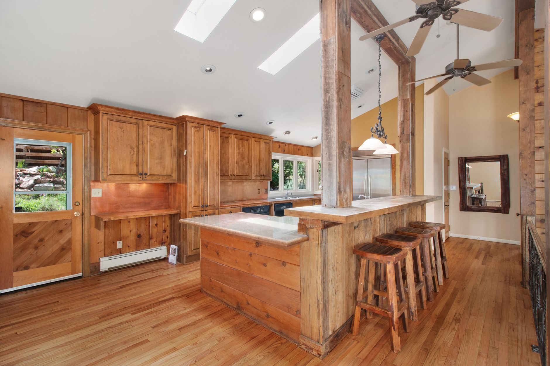 Cocinas rústicas modernas: cómo combinar un ambiente cálido con un diseño actual.