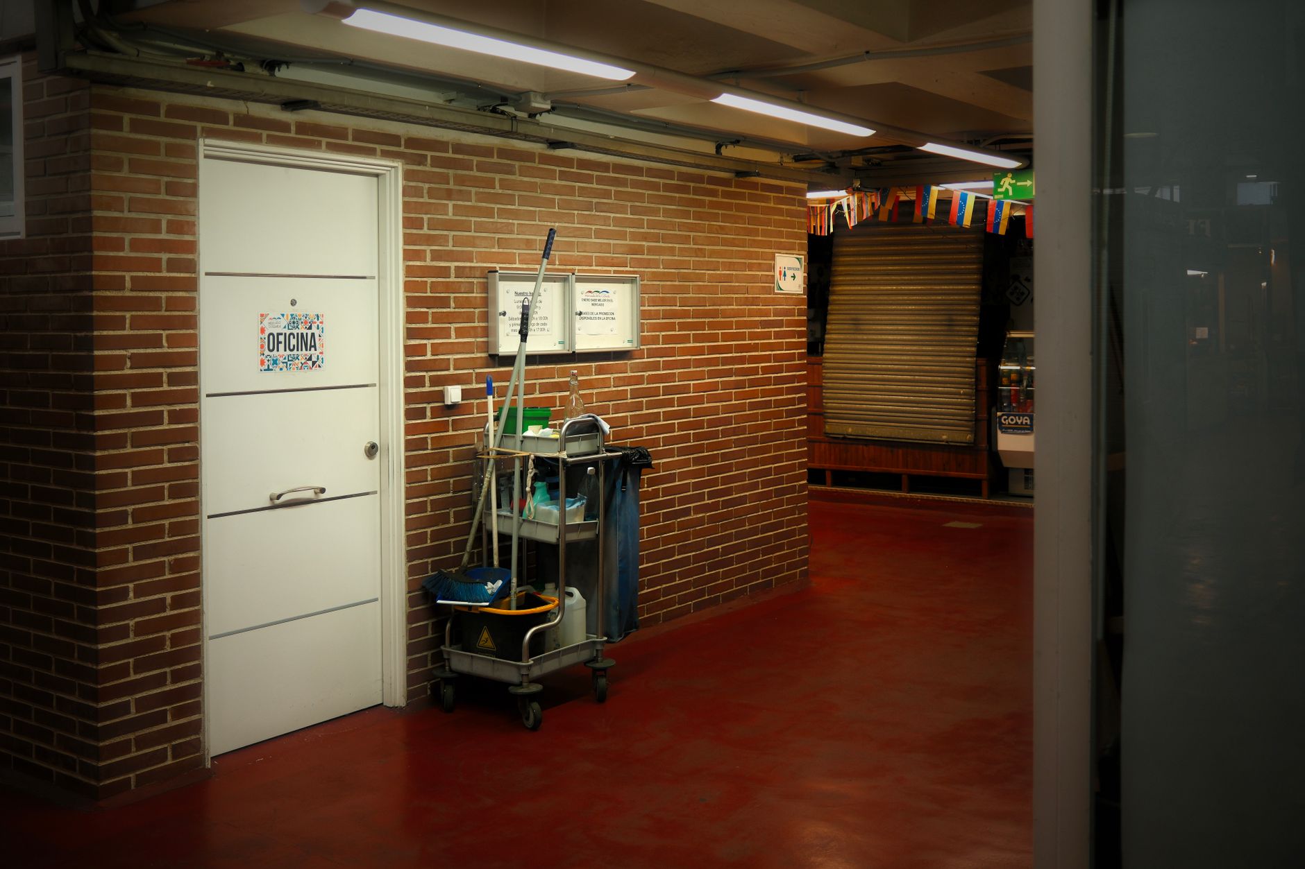 Cómo organizar la limpieza de una oficina sin interrumpir la jornada laboral.